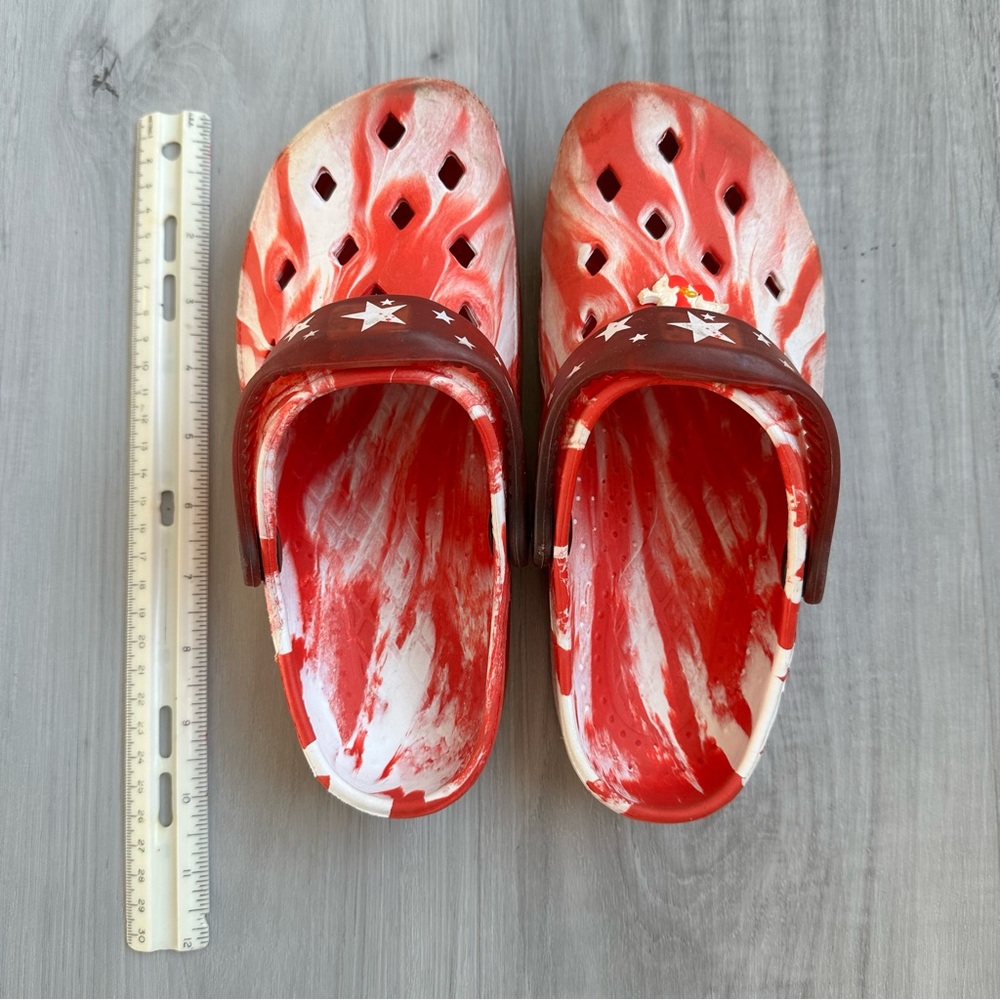 Kids Classic Red Star Pattern Clogs size 3 1/2 - 4